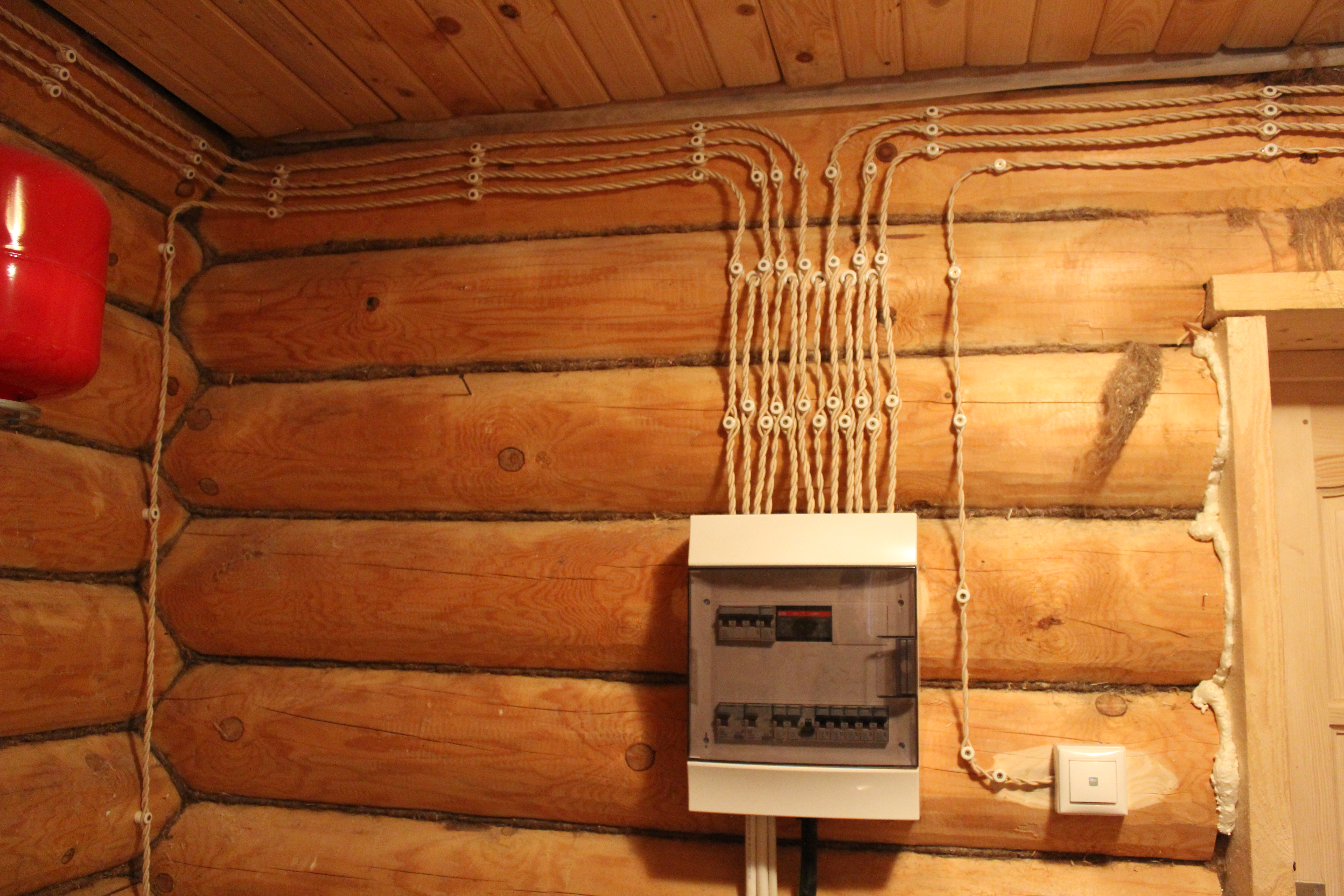 Особенности прокладки электрики в деревянных домах, основные процедуры 